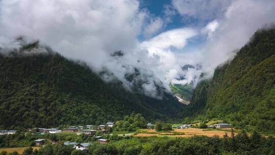 大山下的村庄雨崩村延时