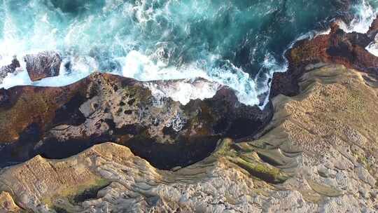 海浪撞击海岸的无人机镜头