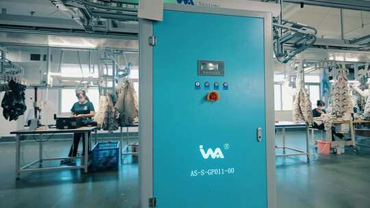 服装工厂工人作业场景