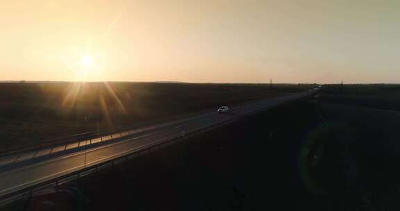 日落时分，信标闪烁的警车在高速公路上行驶01