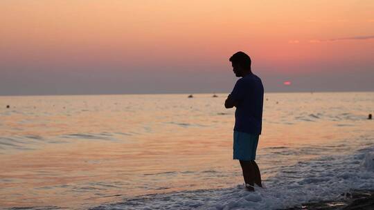 海滩上忧郁的男人剪影