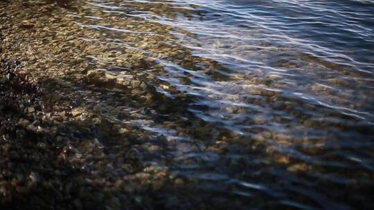 河水冲刷岸边的石头