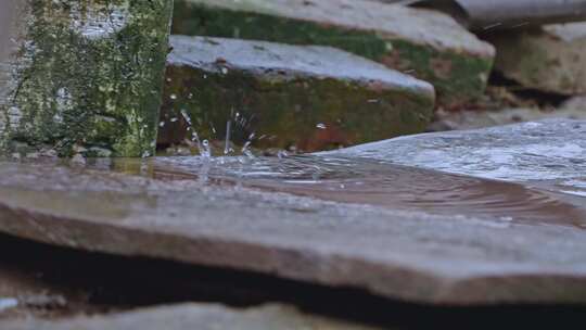 乡村院子里的水龙头滴水