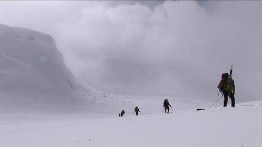 雪山中的攀登者视频素材模板下载