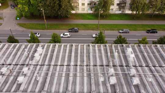 城市环境中的住宅建筑和绿地旁边有汽车行驶