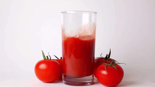 往玻璃杯倒番茄汁
