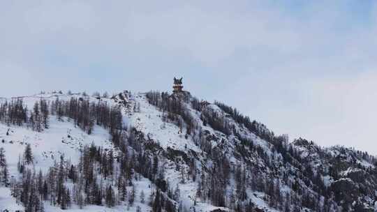 冬季喀纳斯河流晨雾雪山森林冰河观鱼台雪景