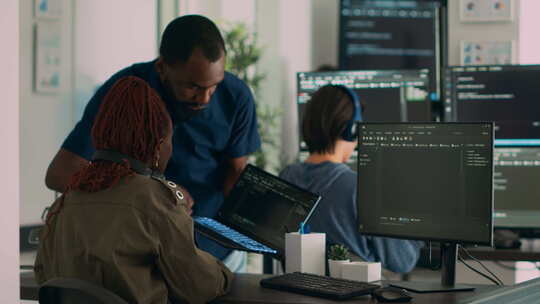 数据库开发人员向同事Coder解释算法，指着运行代码视频素材模板下载