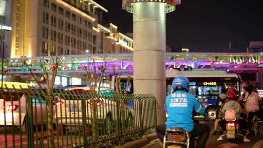 都市城市夜晚夜景人群行人人流汽车车辆车流