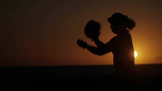一名男子在日落前表演传统舞蹈