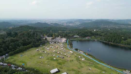 湖畔帐篷与水库天空