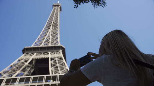 女人在铁塔拍照