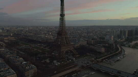 航空：无人机缓慢环绕埃菲尔铁塔，游览巴黎埃菲尔铁塔，法国塞纳河景观视频素材模板下载