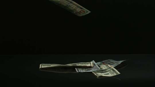 美元的钞票落在反光面上
