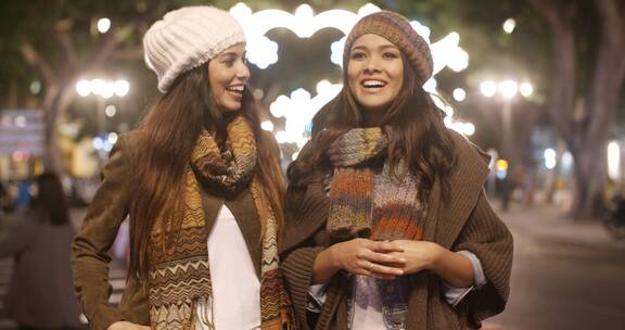 两个年轻女人在外面享受圣诞之夜