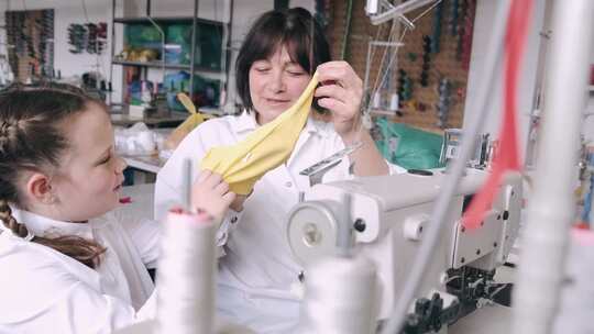 女人教女孩关于缝纫