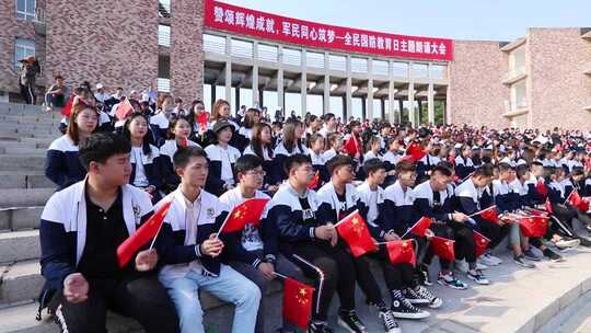 学生参加国防教育主题朗诵大会