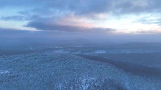 兴安岭高山雾凇夕阳下冻雾迷漫