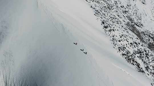 登山攀登雪山航拍