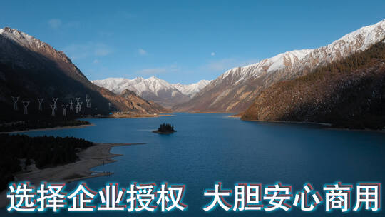 雪山湖泊青藏高原日照金山湖泊小岛电线杆