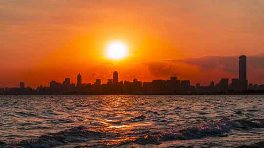 海口西海岸假日海滩观海台-海口天际线日出