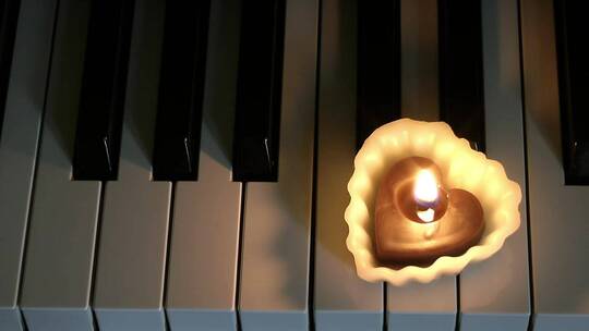 钢琴上的心形蜡烛
