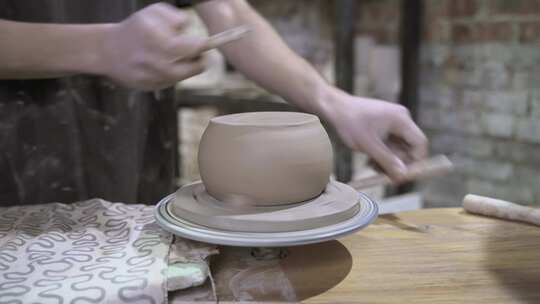 在陶艺工作室制作粘土花瓶