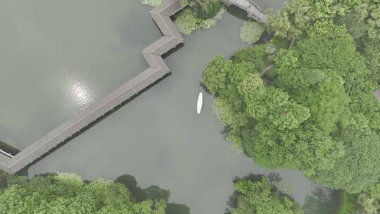 航拍杭州江南小船摇橹船在湖面树林间航行