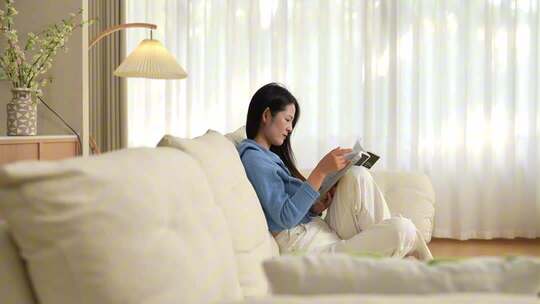 美女看窗外触摸阳光