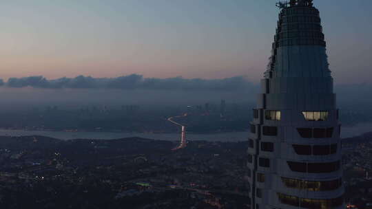 黄昏时分，土耳其伊斯坦布尔山顶上的巨大摩天大楼电视塔，可以看到整个伊斯坦布尔的史诗般景色