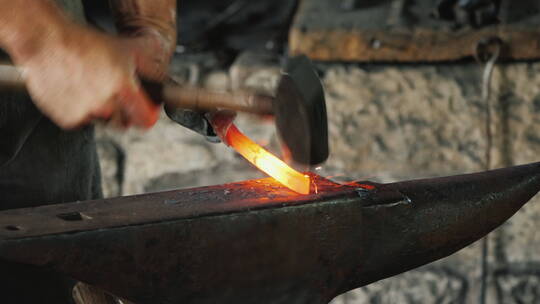 铁匠用锤子敲打金属毛坯视频素材模板下载