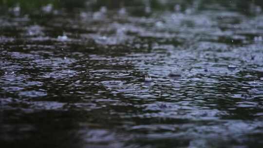 古风建筑屋檐下雨雨滴雨季雨水滴落地面上