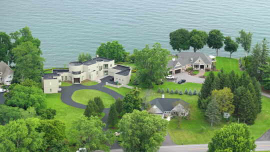 安大略省湖岸的美国梦家园作为美国郊区房地