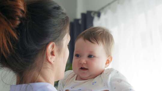 把婴儿举到空中的女人