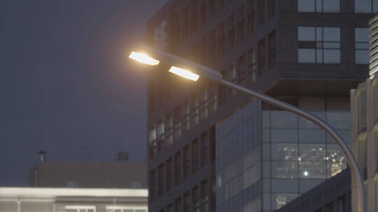 路灯素材 城市路灯亮起视频素材模板下载