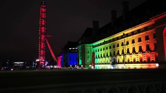 彩色灯光照射下的伦敦市政厅大楼