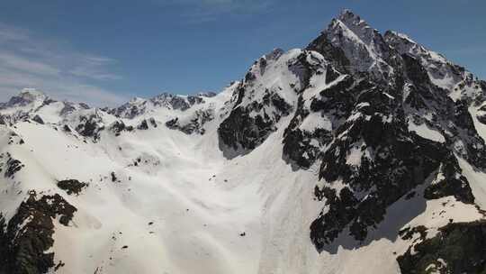 白雪覆盖的山峰