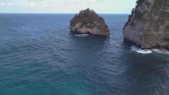 印度尼西亚努沙佩尼达钻石海滩水晶蓝色海水的鸟瞰图