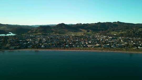 驾驶无人机进入新西兰海滩边的度假小镇视频素材模板下载
