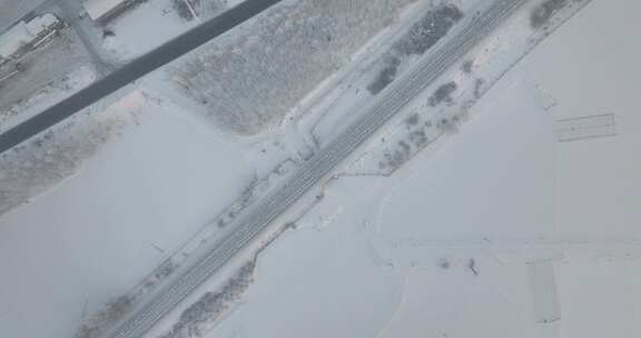 冰雪覆盖下的乡村道路与铁路鸟瞰