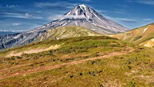 人们望着火山天线