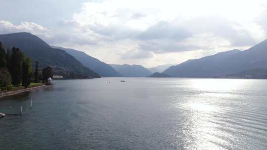 风景优美的科莫湖在受欢迎的意大利阿尔卑斯山旅游目的地-空中