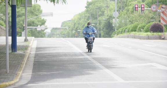 疫情下的上海大白在路上