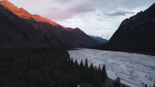 中国新疆伊犁夏特古道风景