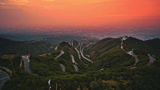 夕阳下的西安临潼骊山环山公路