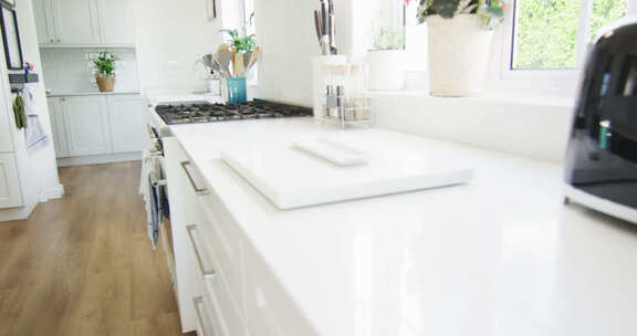 现代豪华家庭厨房的视频，白色单元和木地板，复印空间