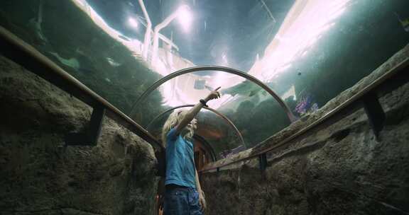 男孩和女孩在水族馆一起看鱼