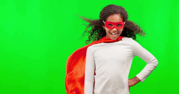快乐，模型和一个超级英雄女孩在绿色屏幕上