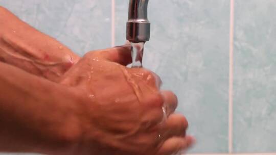 用肥皂和自来水洗手的人