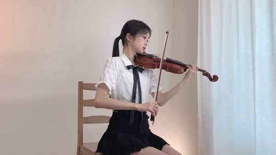美女拉小提琴美女在家拉小提琴演奏
